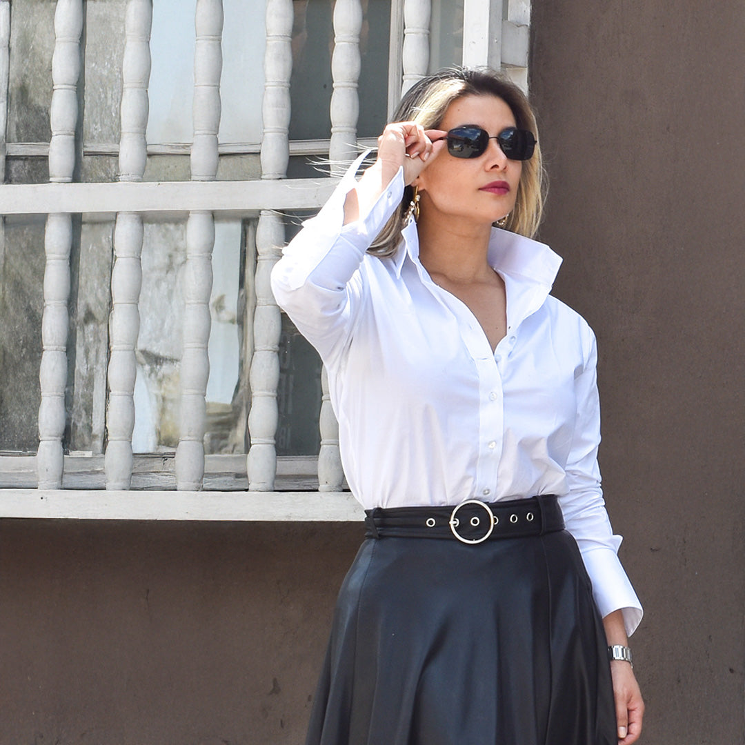 Más vendida 🔥 Favorita indiscutible: Camisa blanca cuello alto.