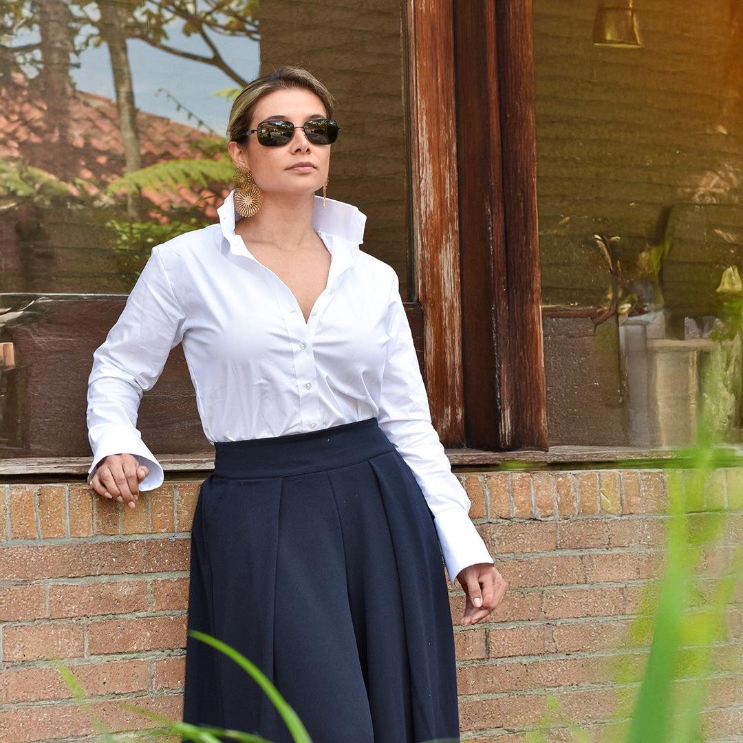 Más vendida 🔥 Favorita indiscutible: Camisa blanca cuello alto.