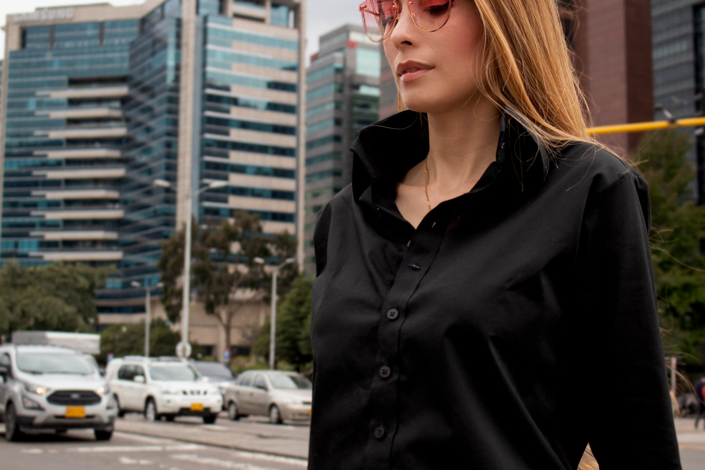 Camisa Negra, cuello alto