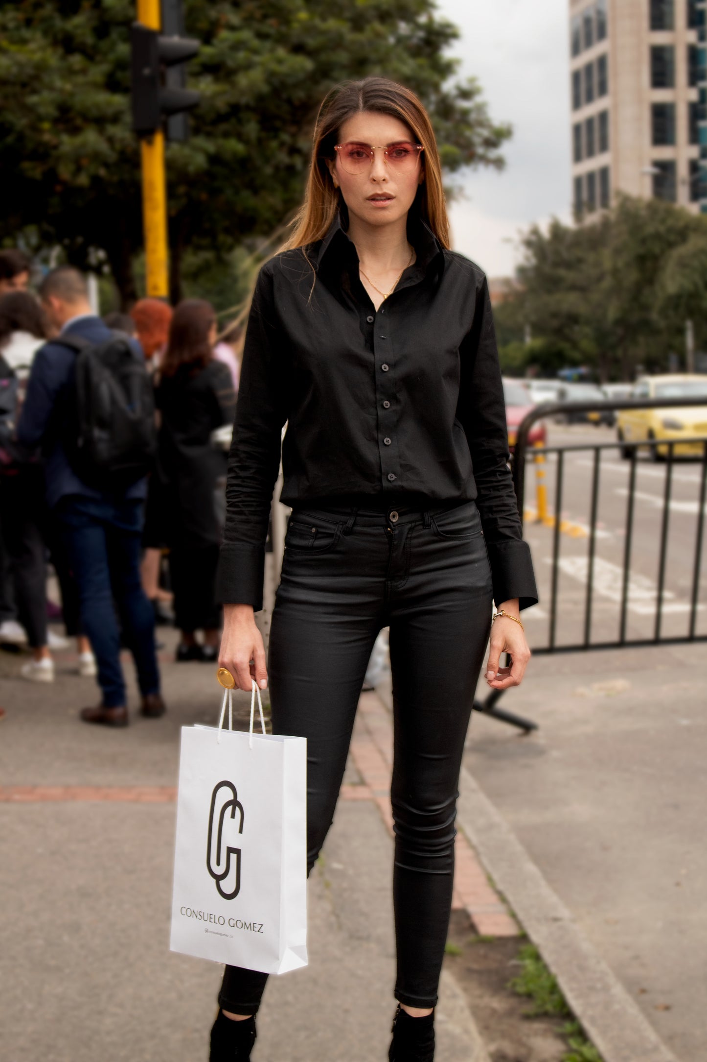 Camisa Negra, cuello alto