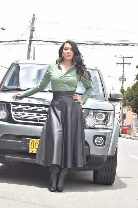 Look Vanguard Camisa cuello alto Verde & falda Atelier