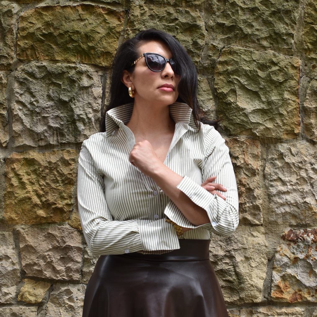 💚 ¡NUEVA! Camisa  Rayas Verde Cuello Alto.