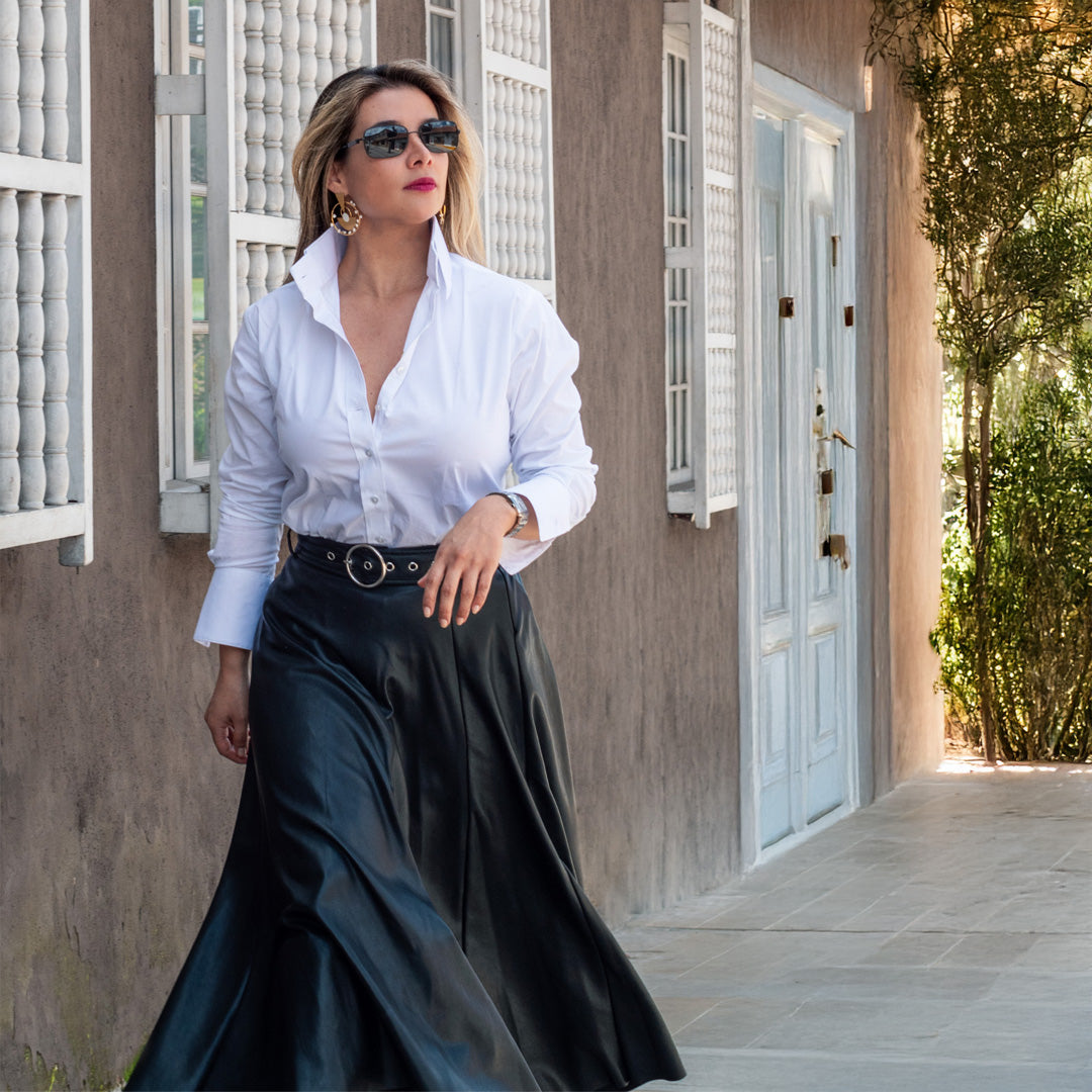 Look Icono Camisa cuello alto Blanca & falda atelier.