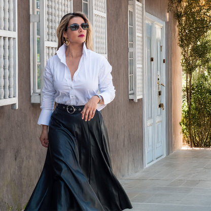Look Icono Camisa cuello alto Blanca & falda atelier.